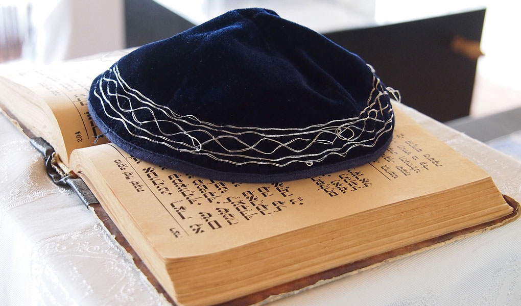 Rabbi Hat and Bible